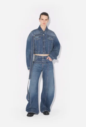 De blå jeansen med rem