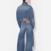 De blå jeansen med rem