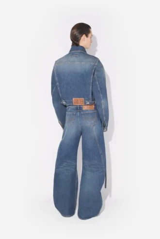 De blå jeansen med rem