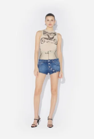 De knäppta blå jeansshortsen
