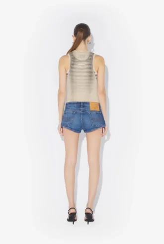 De knäppta blå jeansshortsen