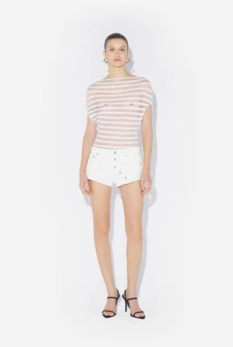 De knäppta vita jeansshortsen