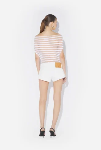 De knäppta vita jeansshortsen