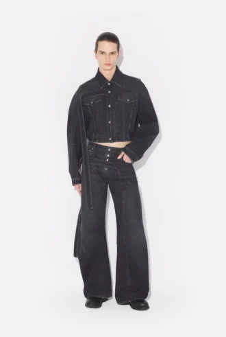 De svarta jeansen med rem