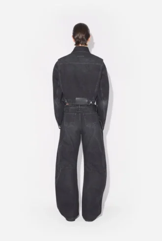 De svarta jeansen med rem