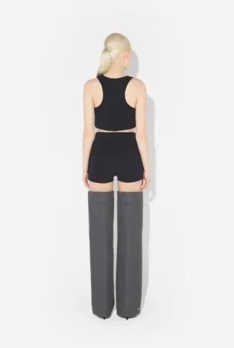 De svarta minishortsen med strumpeband