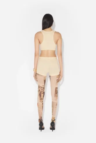 De beige Gaultier-shortsen met patch