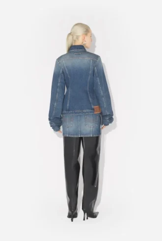 Den blå jeansjackan med överdimensionerade ärmar
