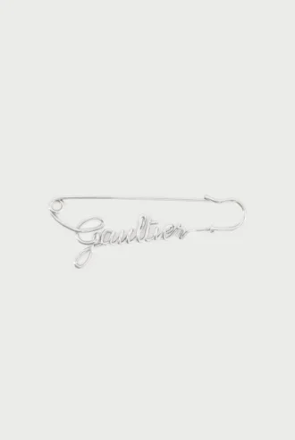Den silverfärgade Gaultier-broschen