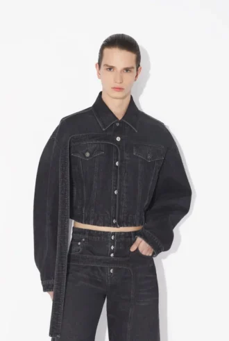 Den svarta denimjackan med rem