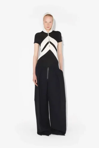 Den svarta T-shirten med Chevron-mönster Den svarta T-shirten med Chevron-mönster