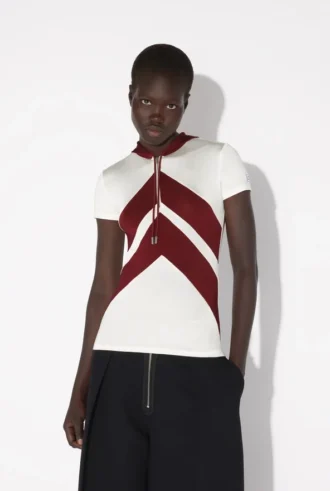 Den vita T-shirten med Chevron-mönster Den vita T-shirten med Chevron-mönster