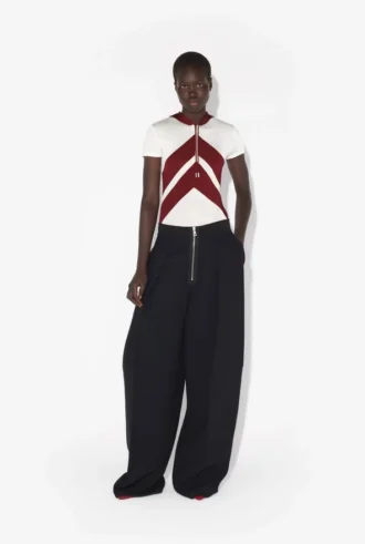 Den vita T-shirten med Chevron-mönster Den vita T-shirten med Chevron-mönster