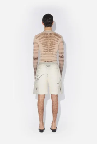 Shorts med flera tatueringsmotiv